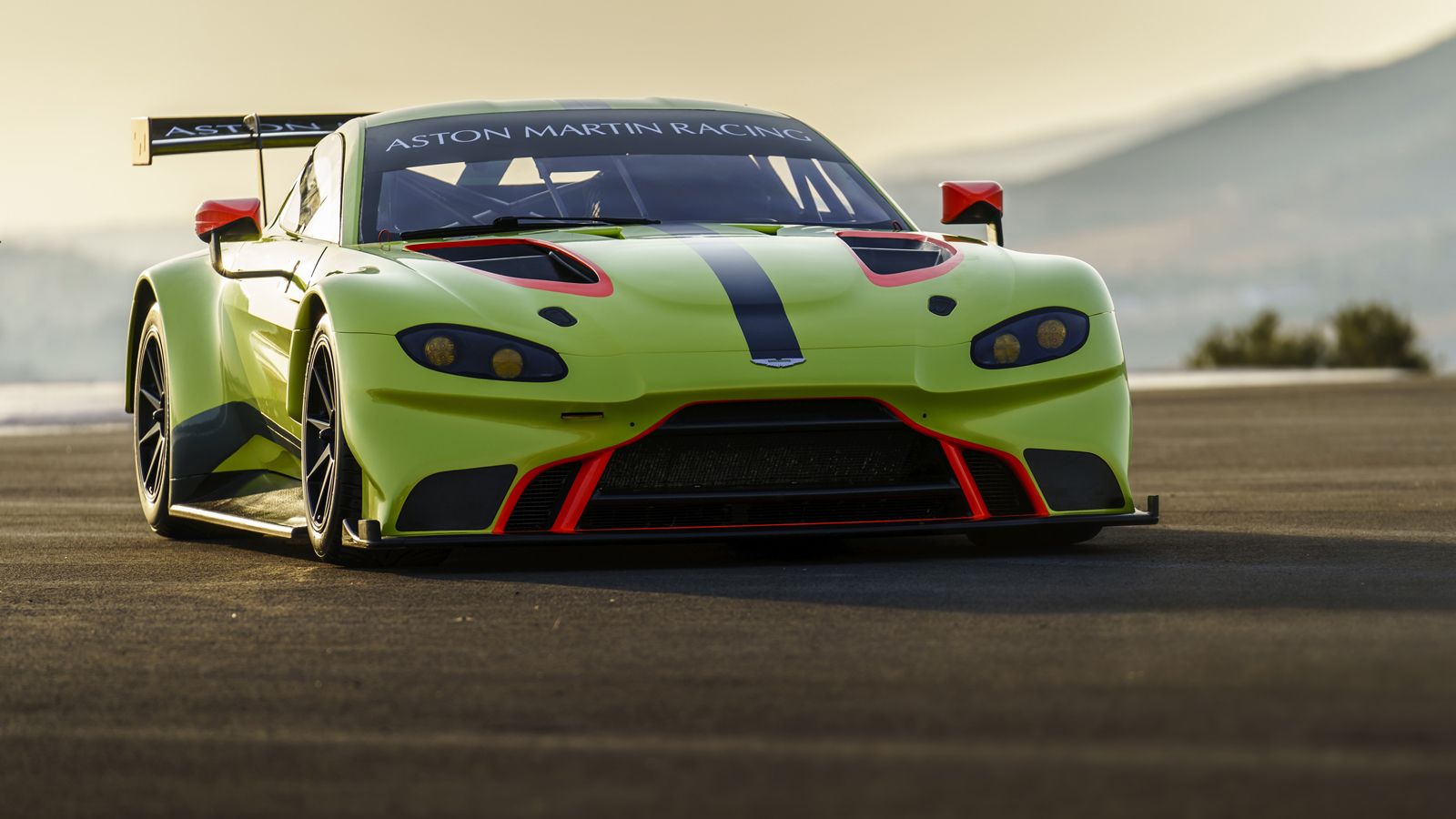 Σε συνέχεια της παρουσίασης της νέας Vantage, η Aston Martin Racing μας συστήνει με την καινούργια αγωνιστική Vantage GTE, που πληροί τις προδιαγραφές